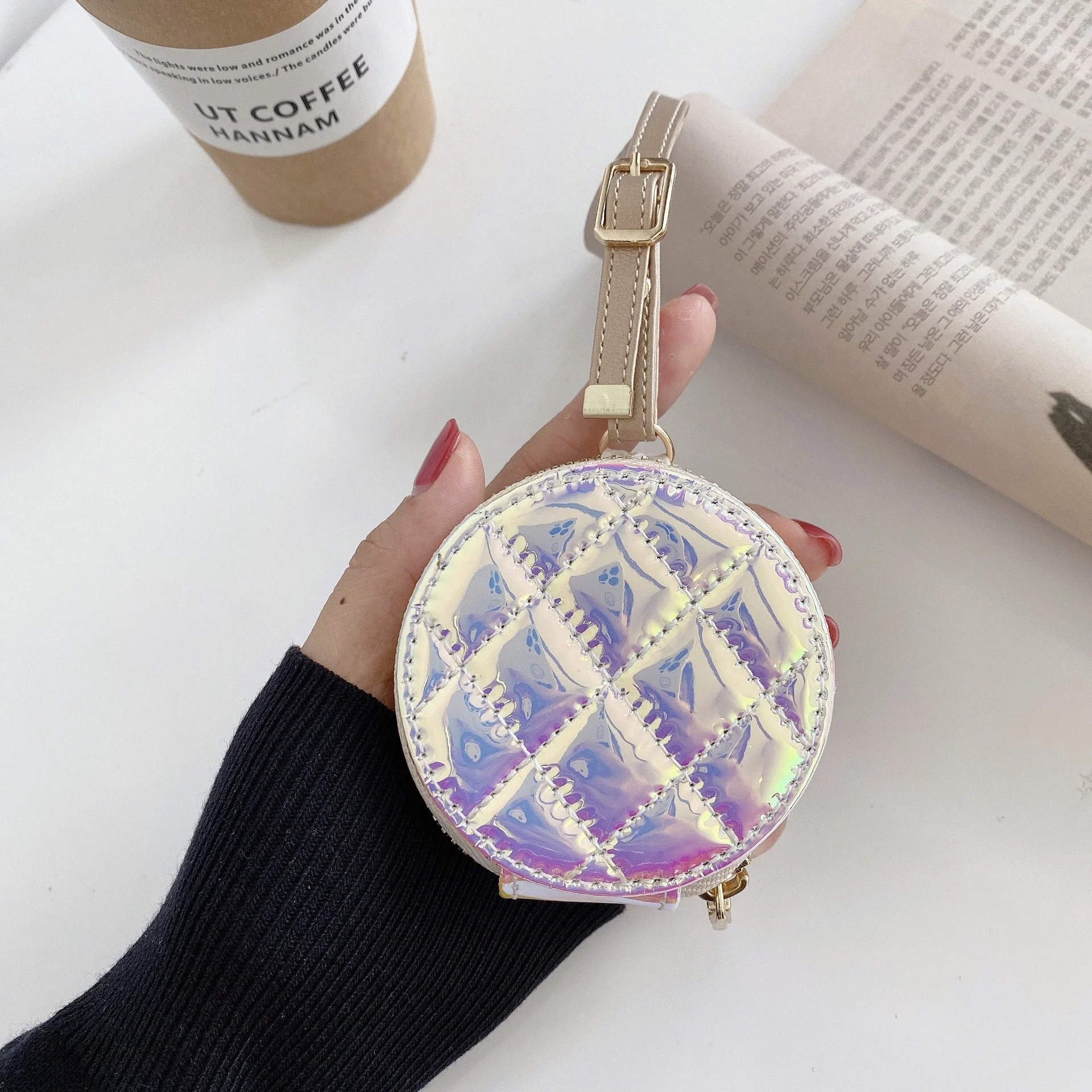Bluetooth headset bescherming laser diamant borduurwerk ritssluiting lederen etui. Bescherm uw headset in stijl. — foto 4