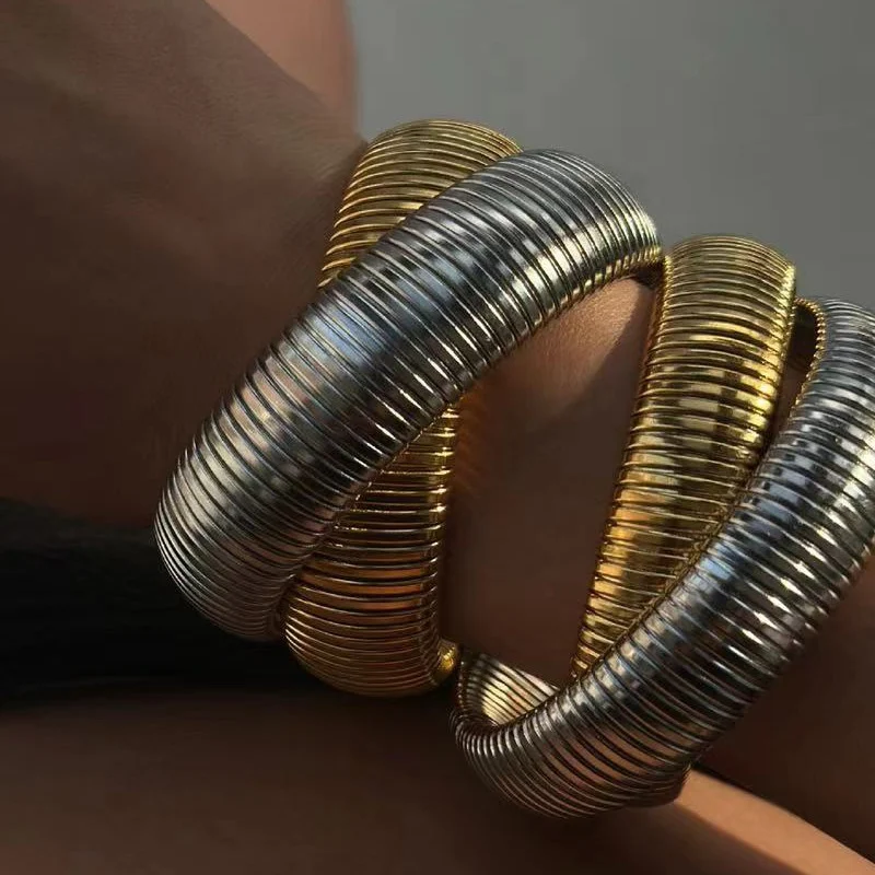 Pulseira dourada de aço inoxidável 18K com anéis duplos. Design elegante, durabilidade excepcional e perfeita para uso diário. — foto 2