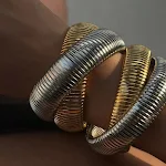 Pulseira dourada de aço inoxidável 18K com anéis duplos. Design elegante, durabilidade excepcional e perfeita para uso diário. — foto 2