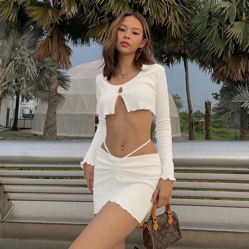 Completo gonna e t-shirt da donna a maniche lunghe con spalline incrociate e orecchie di legno, per un look moderno e confortevole. — foto 7
