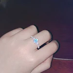 Anel de opala natural em ouro branco 18K e prata 925, elegância atemporal e brilho deslumbrante para um toque especial. — foto 3