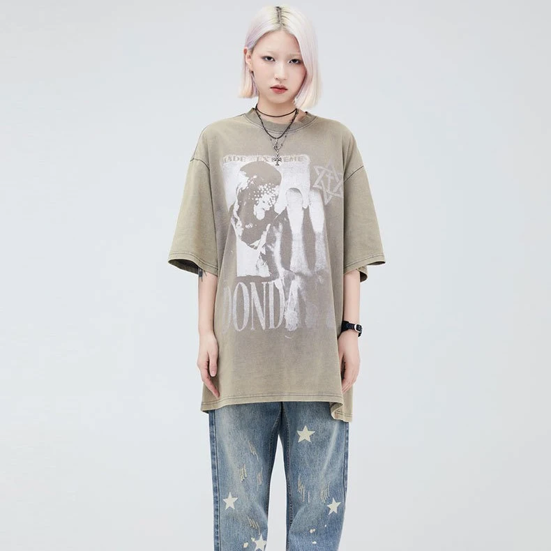 Camiseta de manga curta solta estampada lavada e usada — foto 2