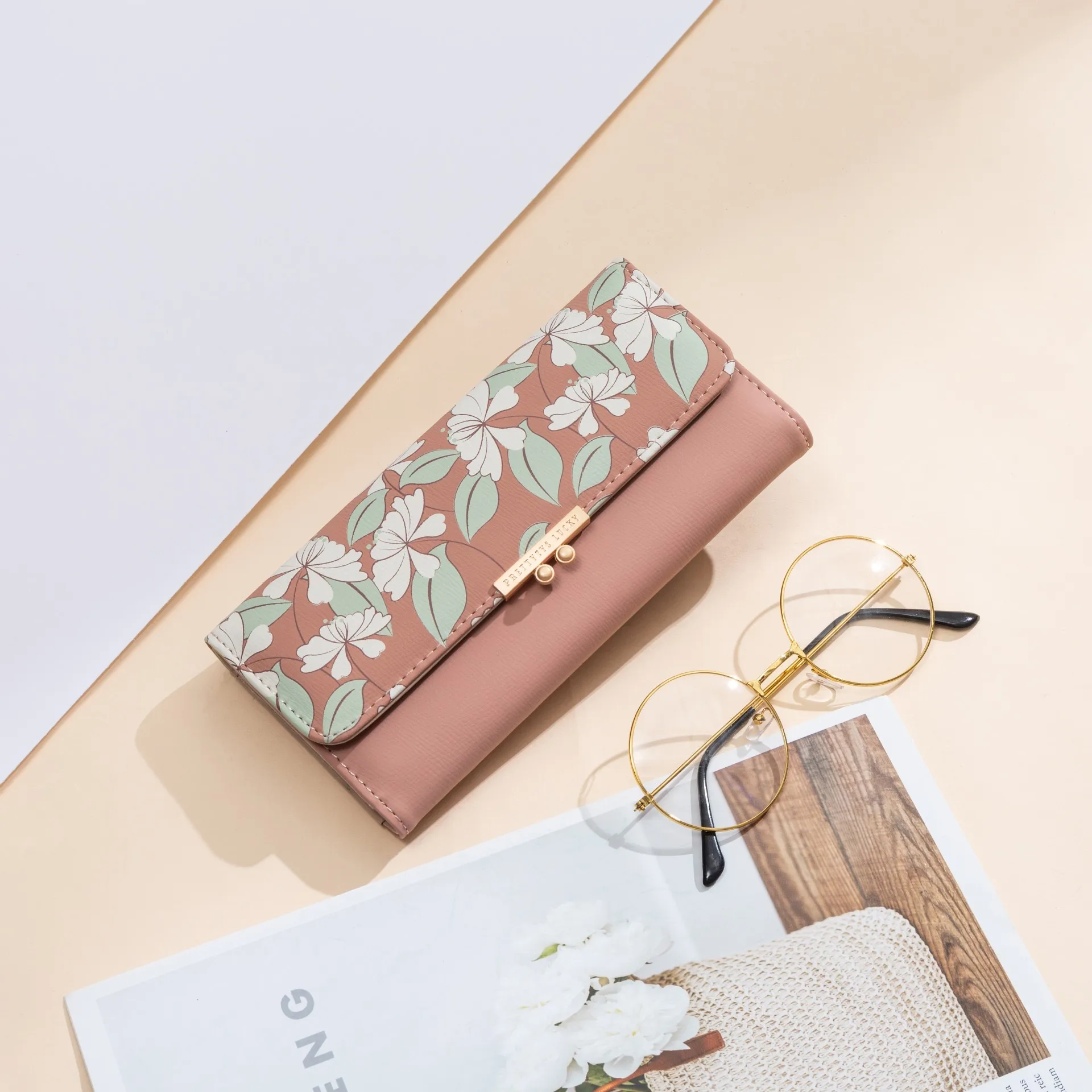 Title 1, Womens Fashionable Zipper Buckle Wallet