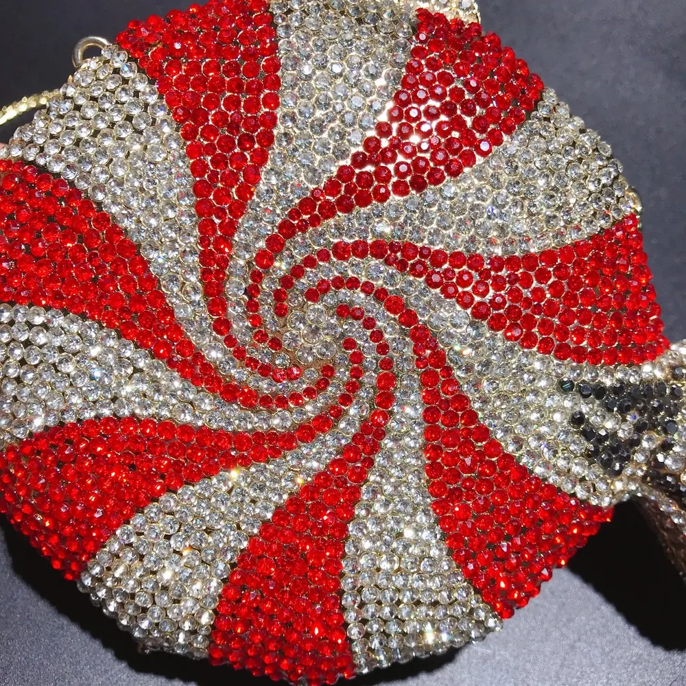Bolso de mano de diamantes de cristal con forma de caramelo para mujer, elegante y brillante para fiestas y eventos especiales. Un accesorio deslumbrante. — foto 8