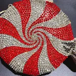 Bolso de mano de diamantes de cristal con forma de caramelo para mujer, elegante y brillante para fiestas y eventos especiales. Un accesorio deslumbrante. — foto 8