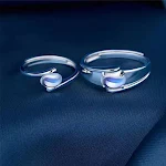 Anéis de casal em design exclusivo com pedra da lua, par masculino e feminino. Ideal para celebrar o amor e fortalecer laços. — foto 7
