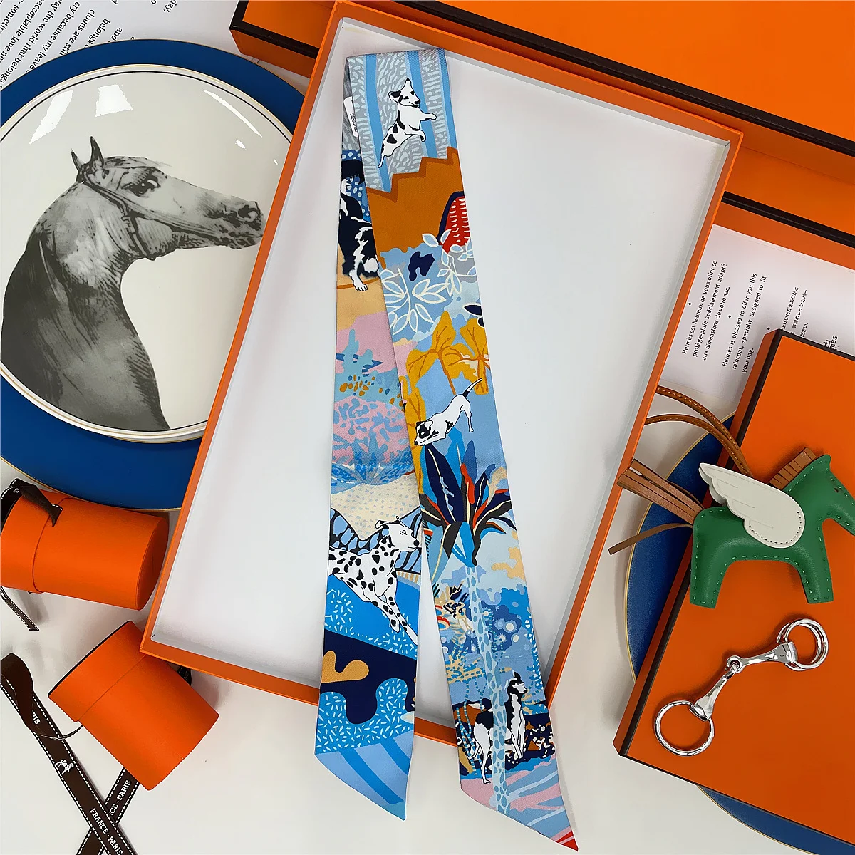 Bolsa de braço de moda com lenço de seda para um visual elegante e sofisticado. Leve seus pertences essenciais com estilo e conforto no dia a dia. — foto 11
