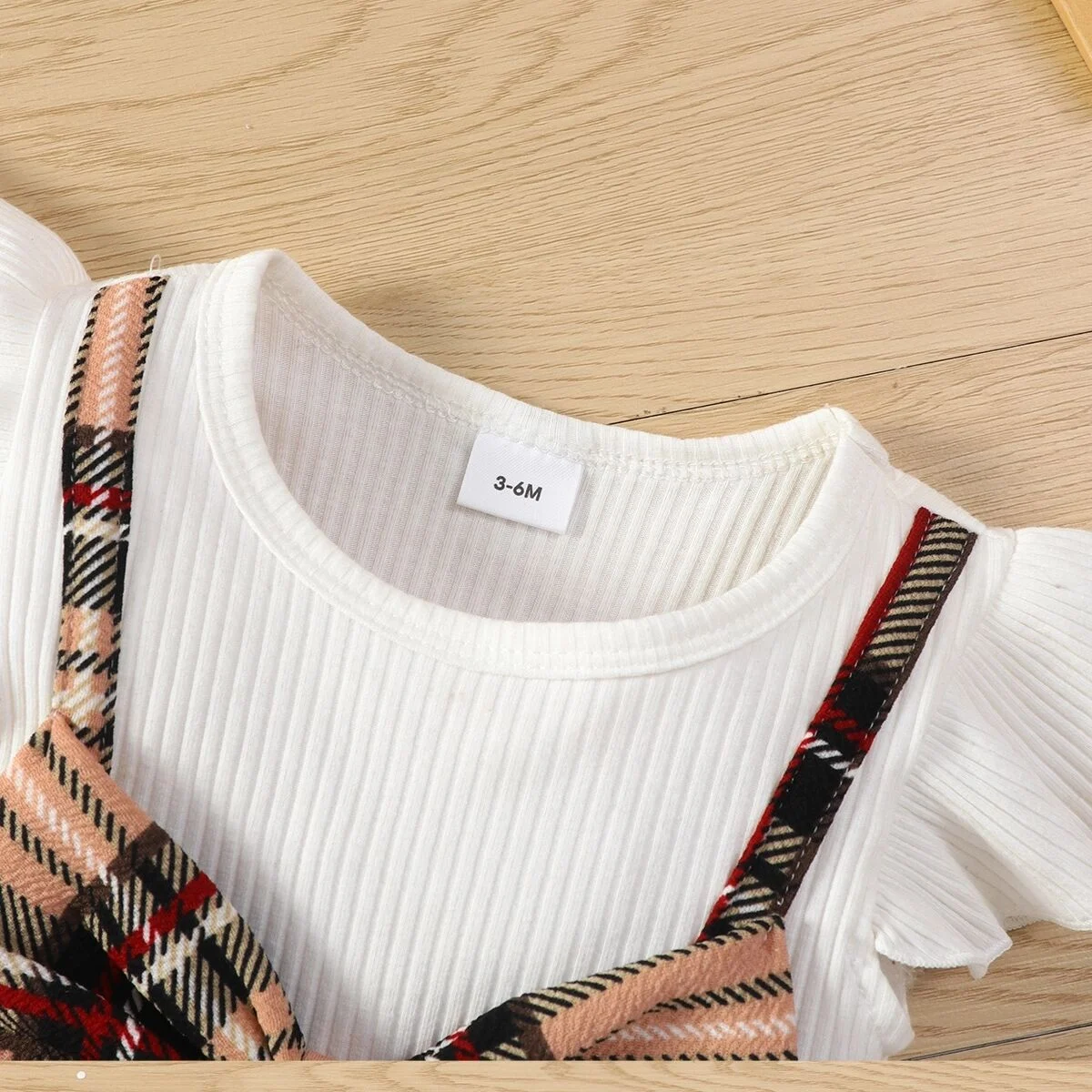 Vestido infantil listrado afundado com mangas esvoaçantes, costura e xadrez com lenço de cabeça. Conforto e proteção solar para seu bebê. — foto 10