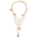 Colar com pingente de concha de wafer metálico. Acessório de moda feminino elegante e moderno, perfeito para complementar qualquer look com sofisticação. — foto 2