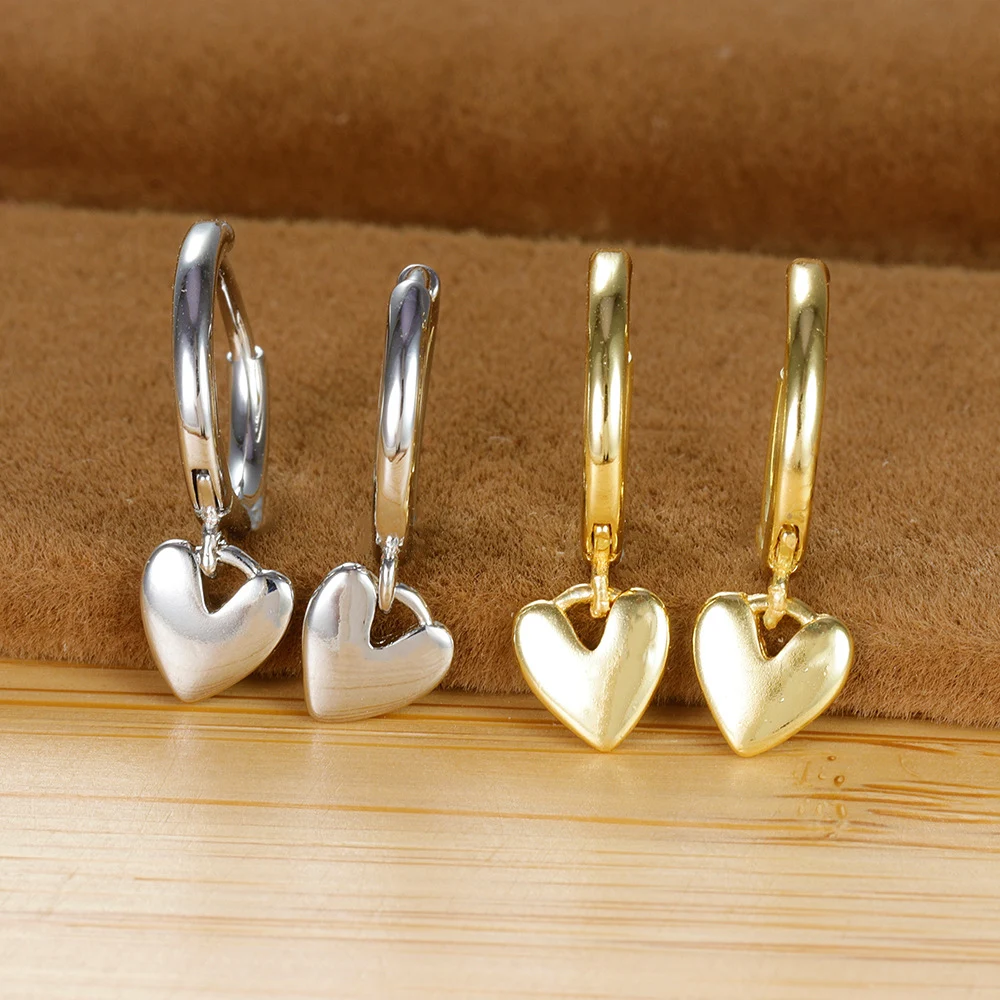 Brincos pequenos de moda com design simples de amor para mulheres. Acessório delicado e perfeito para o dia a dia. — foto 1