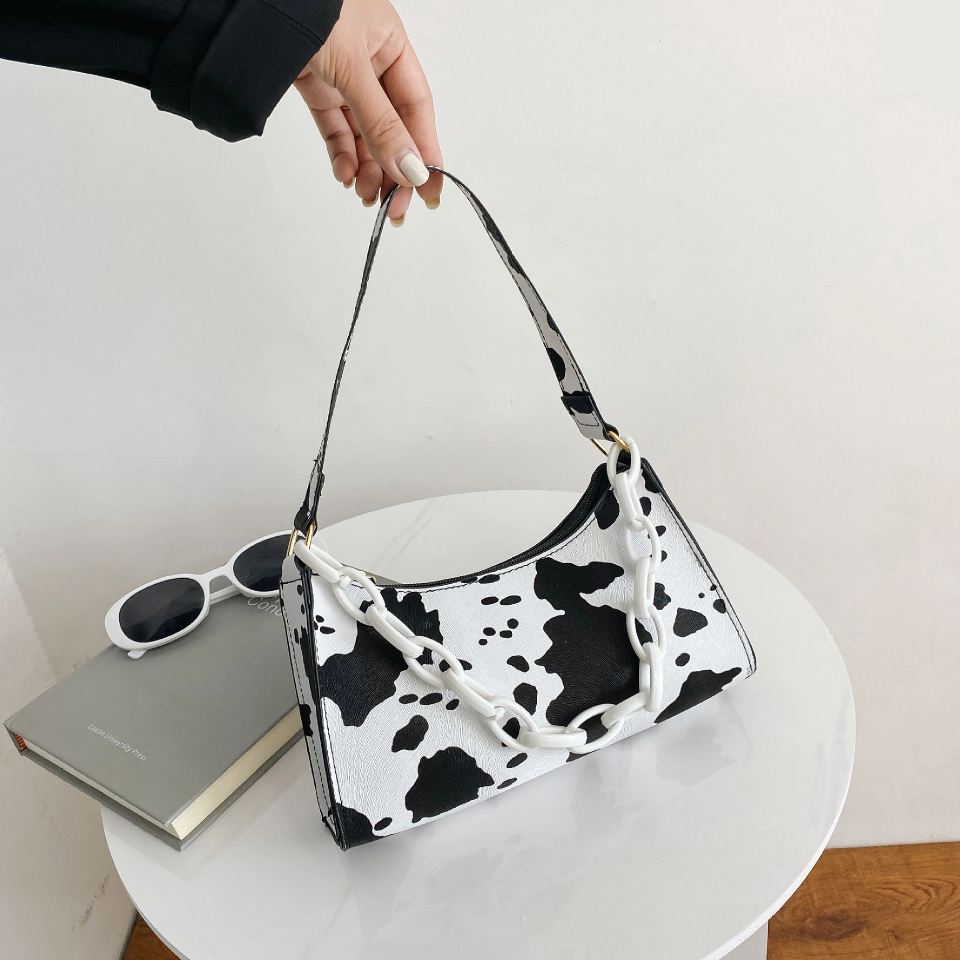 Title 1, Bolsa feminina com estampa de vaca e textura de...