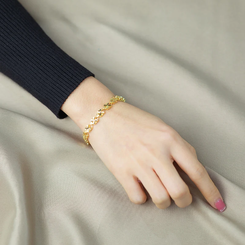 Pulseira de trevo de quatro folhas retro Fashion Ornament para mulheres. Símbolo de sorte e elegância, acessório perfeito para realçar seu estilo. — foto 5
