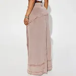 Saia jeans irregular com contraste lavado, bolsos desfiados e fenda. Design moderno e confortável para looks casuais e estilosos. — foto 10