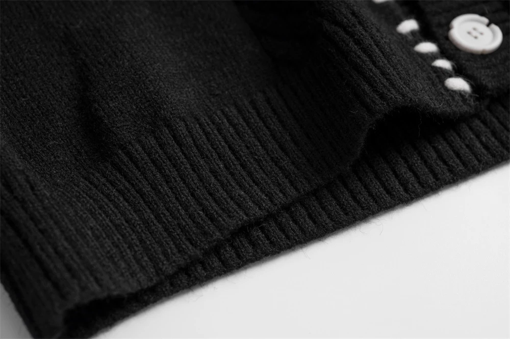 Contrastkleurige trui jas met V-hals en gedraaide touwbloemen. Warme, stijlvolle damesjas voor een trendy winterlook. — foto 23