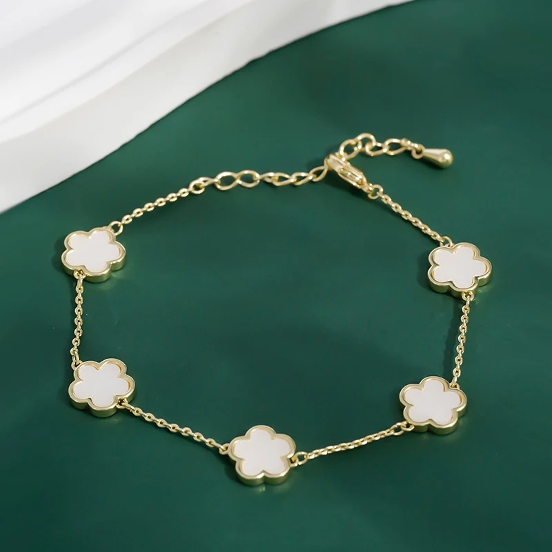 Pulseira de flores de cinco pétalas folheada a ouro real para mulheres. Charme floral, brilho dourado, presente ideal, elegância atemporal. — foto 5