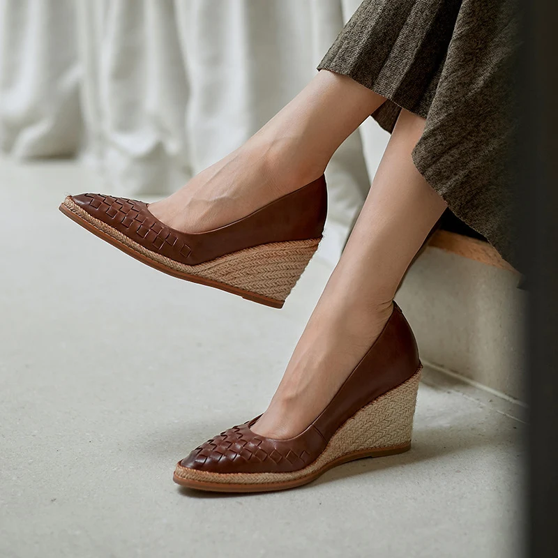 Scarpe da donna retrò con tacco medio e punta affusolata. Comfort e stile vintage per ogni occasione. — foto 3