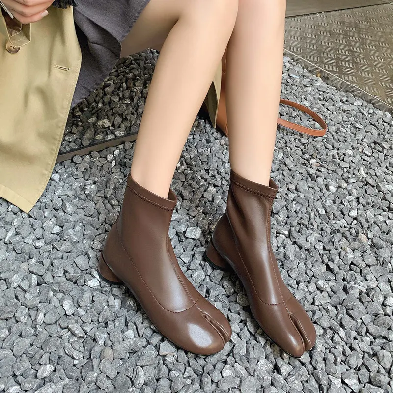 Botinha Elástica Split Toe Trotter, conforto e estilo para seus passos. Perfeita para uso diário, design moderno e flexibilidade superior. — foto 11