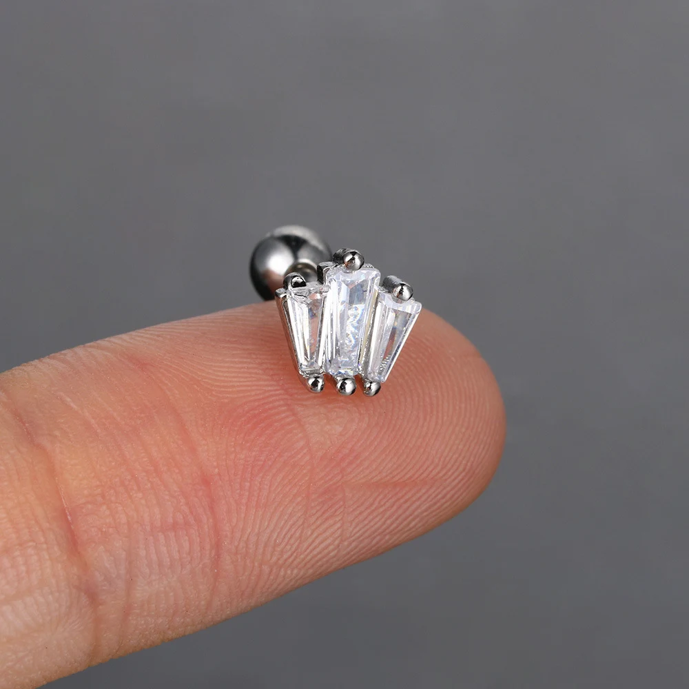 Vrouwelijke oorbellen met fijne zirkonia-inleg, ideaal voor oorbot piercing, elegant en subtiel, voor een stralende look — foto 8