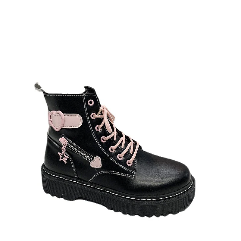 Title 3, Botas britânicas com cadarço e zíper de coração...