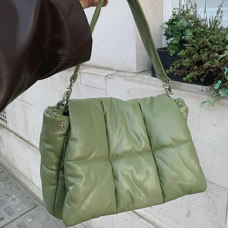 Bolsa envelope com losangos de alta qualidade para meninas. Simples, fácil de combinar e perfeita para adicionar um toque de elegância. — foto 7