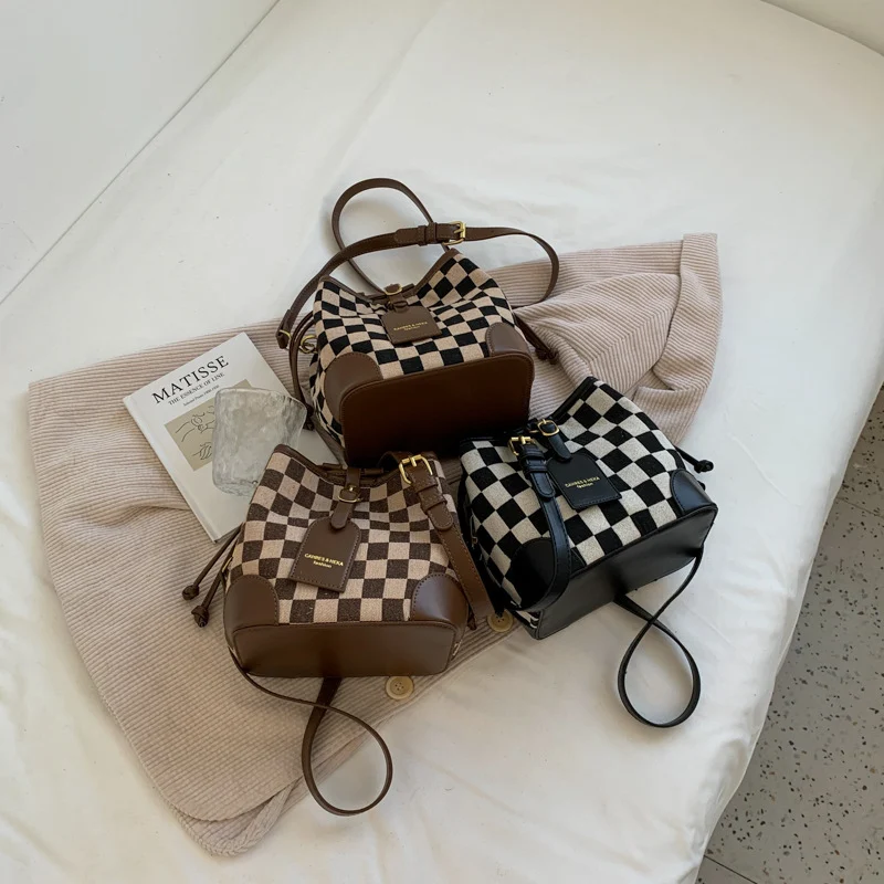 Bolsa bucket feminina com uma alça de ombro. Elegância e praticidade em um design moderno, ideal para completar seu look com sofisticação. — foto 5