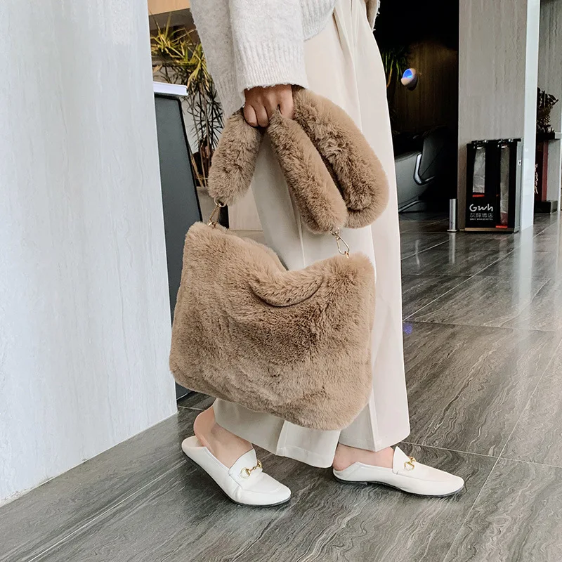 Bolsa mensageiro coreana retrô de pelúcia com uma alça de ombro. Leve seus pertences com charme vintage e conforto. — foto 5