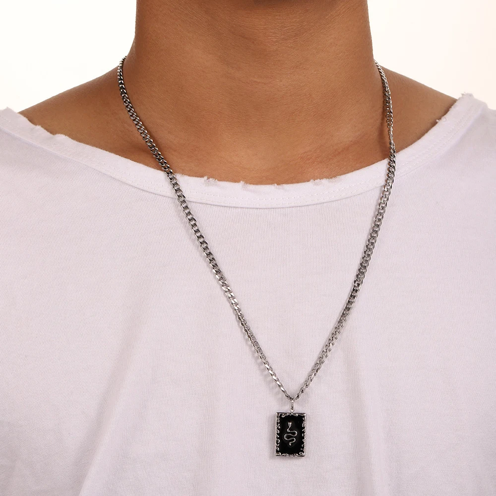 Colar masculino com totem de cobra fashion, um acessório elegante para homens. Perfeito para realçar qualquer roupa e expressar seu estilo único. — foto 9