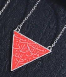 Colar de gota de óleo triangular em aço inoxidável, elegante e moderno. Perfeito para realçar qualquer look. Um acessório essencial para você. — foto 3
