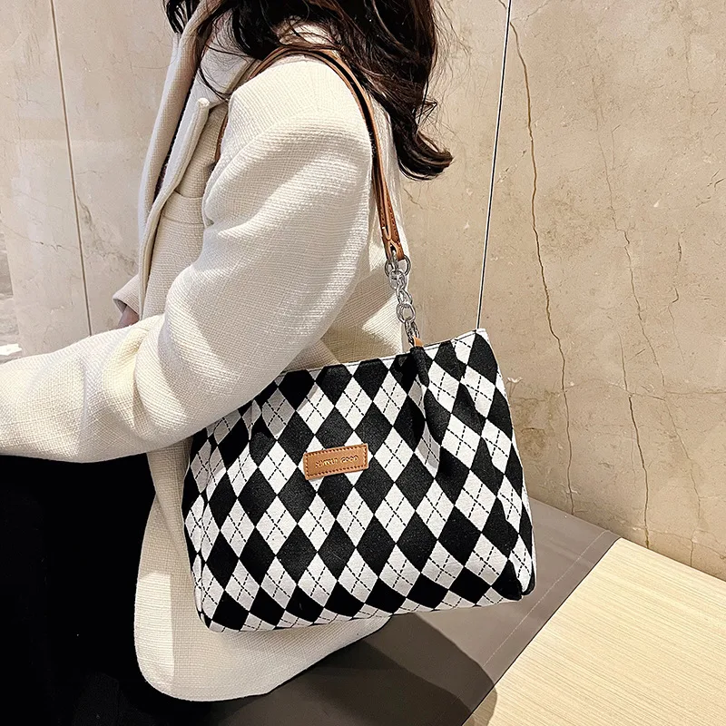 Borsa a spalla da donna grande, tote bag capiente per trasportare tutto l'essenziale con stile e comodità, perfetta per l'uso quotidiano. — foto 7