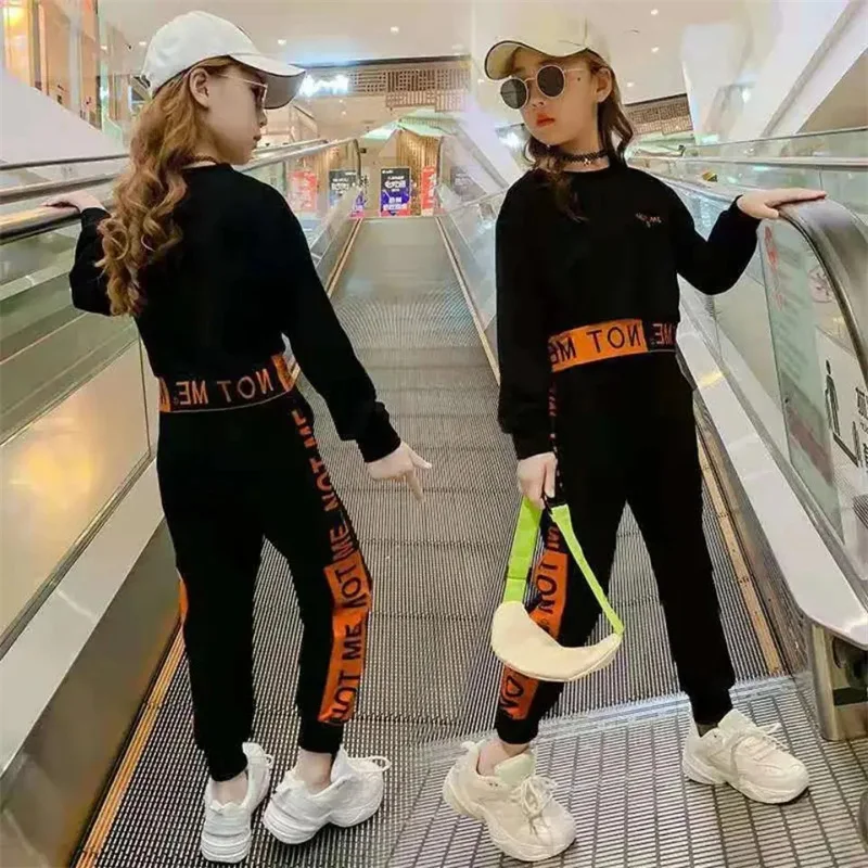 Conjunto esportivo infantil primavera, duas peças, para atividades. Conforto e estilo para as crianças se divertirem e praticarem esportes. — foto 10