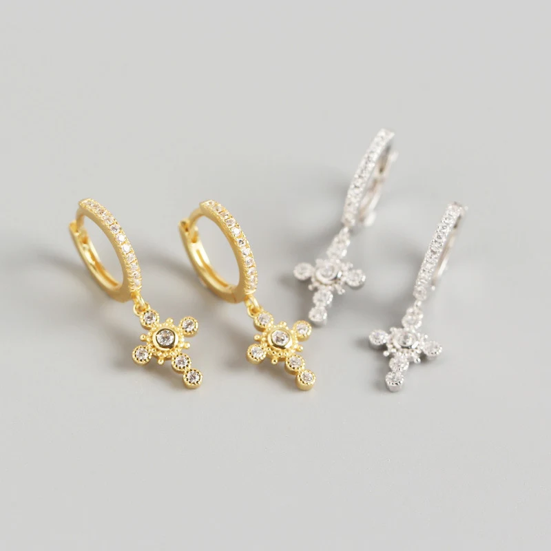 Brincos de cruz com design de diamantes luxuosos em prata esterlina, leves e elegantes, perfeitos para um visual sofisticado. — foto 3