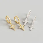 Brincos de cruz com design de diamantes luxuosos em prata esterlina, leves e elegantes, perfeitos para um visual sofisticado. — foto 3