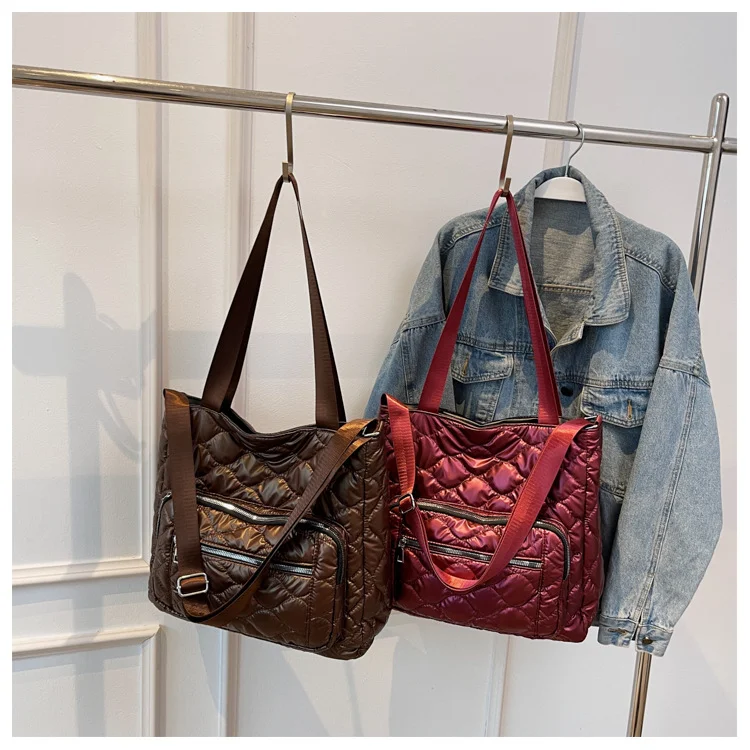 Bolsa feminina transversal de ombro único para uso diário, com design portátil. Perfeita para通勤 e viagens, elegante e prática. — foto 10