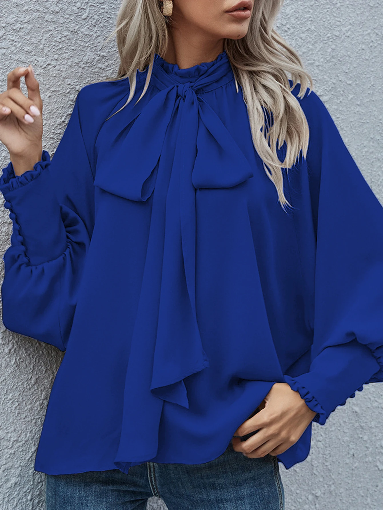 Modieuze damesblouse met strik, losvallend en all-matching. Veelzijdige top voor vrouwen, perfect voor een comfortabele en stijlvolle look. — foto 16