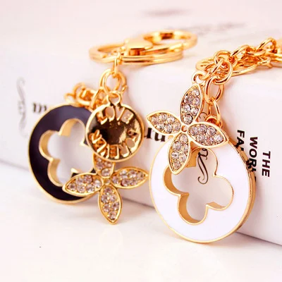 Llavero charm para coche Un accesorio elegante y funcional para llaves de auto. Personaliza tu vehículo, fácil de usar, resistente y duradero, un regalo perfecto. — foto 1
