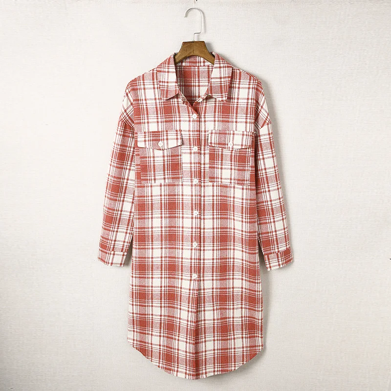 Casaco camisa midi xadrez estampado feminino, estilo e conforto. Perfeito para diversas ocasiões, adicionando um toque moderno e charmoso ao visual. — foto 16