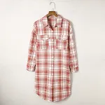 Casaco camisa midi xadrez estampado feminino, estilo e conforto. Perfeito para diversas ocasiões, adicionando um toque moderno e charmoso ao visual. — foto 16