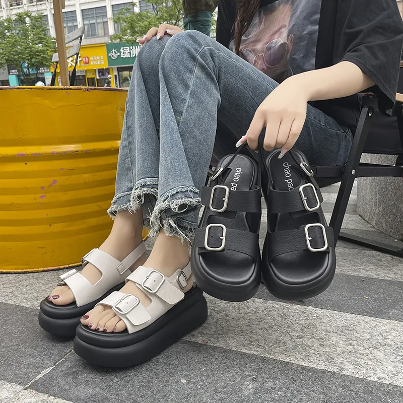 Sandalias de plataforma para mujer con hebilla, ideales para un look elegante y cómodo. Disfruta de la altura y estilo que ofrecen. — foto 12