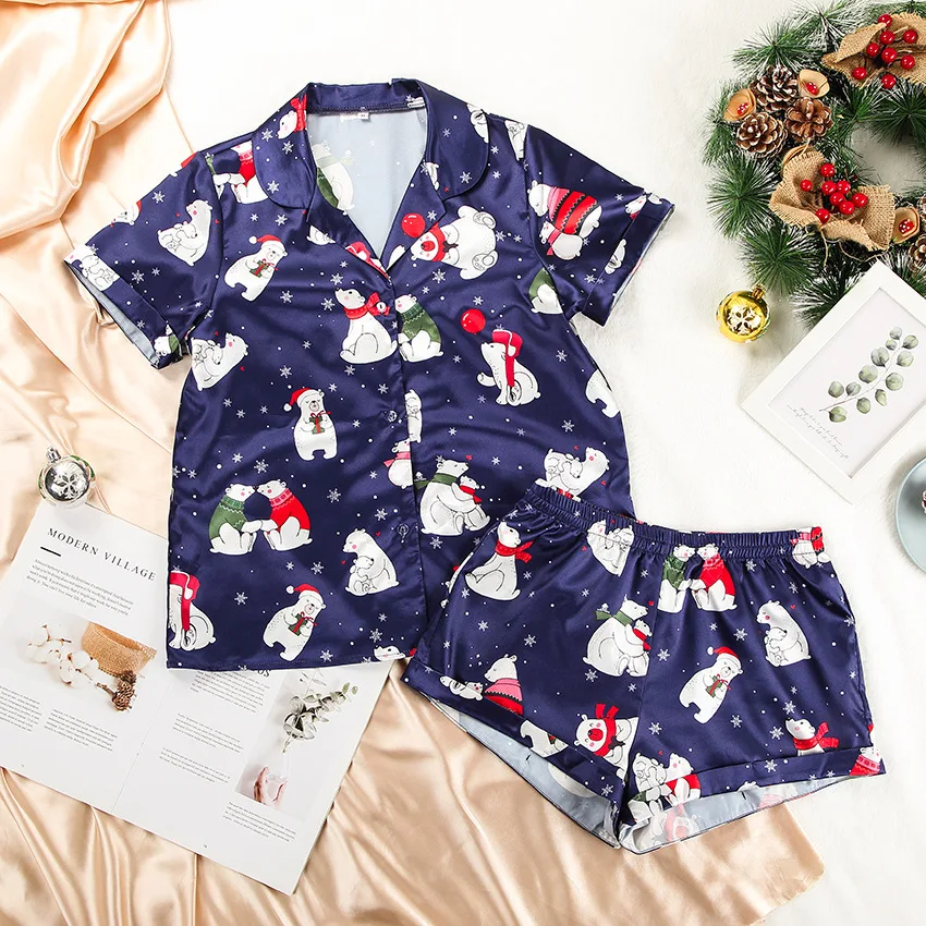Conjunto de pijama de cetim de manga curta para mulheres com estampa de Natal. Durma com conforto e estilo neste conjunto suave e elegante para as festas. — foto 1