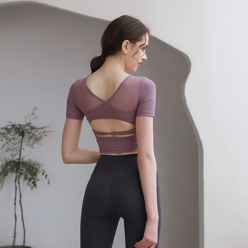 Top aderente con imbottitura al seno per yoga, schiena scoperta, traspirante, maniche corte, abbigliamento sportivo da donna. — foto 19