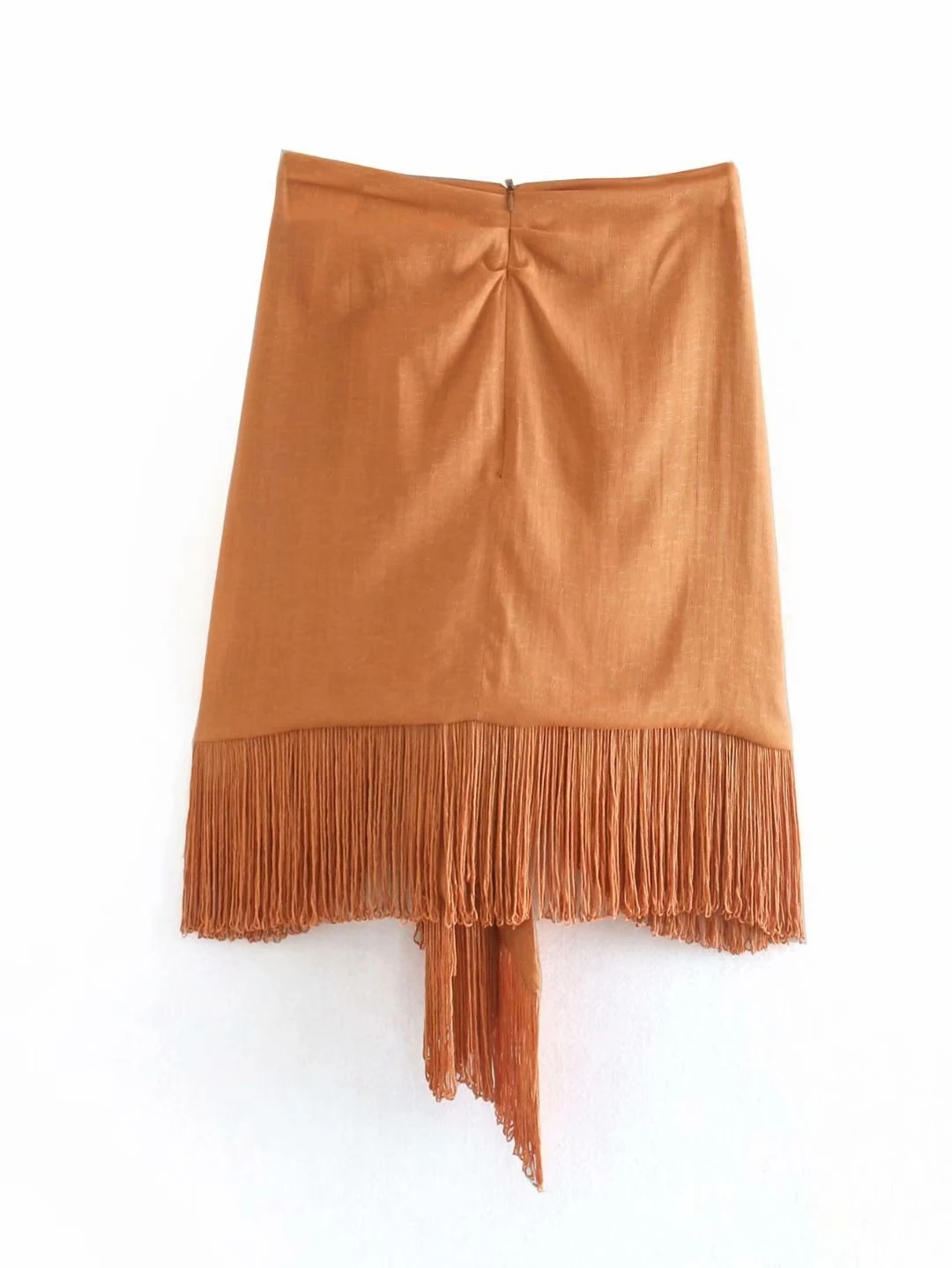 Saia de cintura alta com franjas para um visual fashion. Ideal para valorizar a silhueta e adicionar um toque de estilo e movimento ao seu look. — foto 5