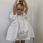 Vestido de niña de algodón y lino con mangas abullonadas, ideal para verano. Fresco, cómodo y elegante para ocasiones especiales o uso diario. — foto 17