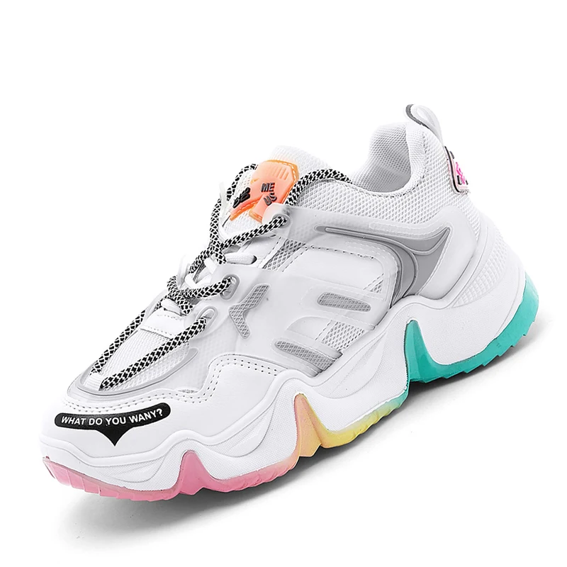 Sneakers estive da donna con suola arcobaleno, perfette per un look vivace e confortevole. Ideali per le giornate soleggiate e alla moda. — foto 1