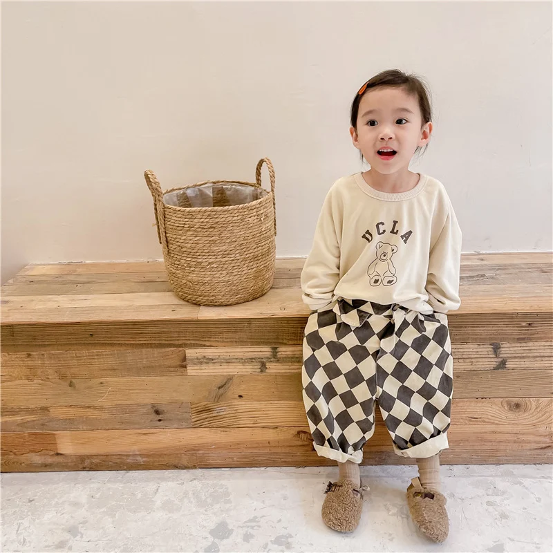Western-Style Baggy Pants für Jungen und Mädchen. Bequeme Hose im lässigen Stil, ideal für Spiel und Freizeitaktivitäten. — foto 2