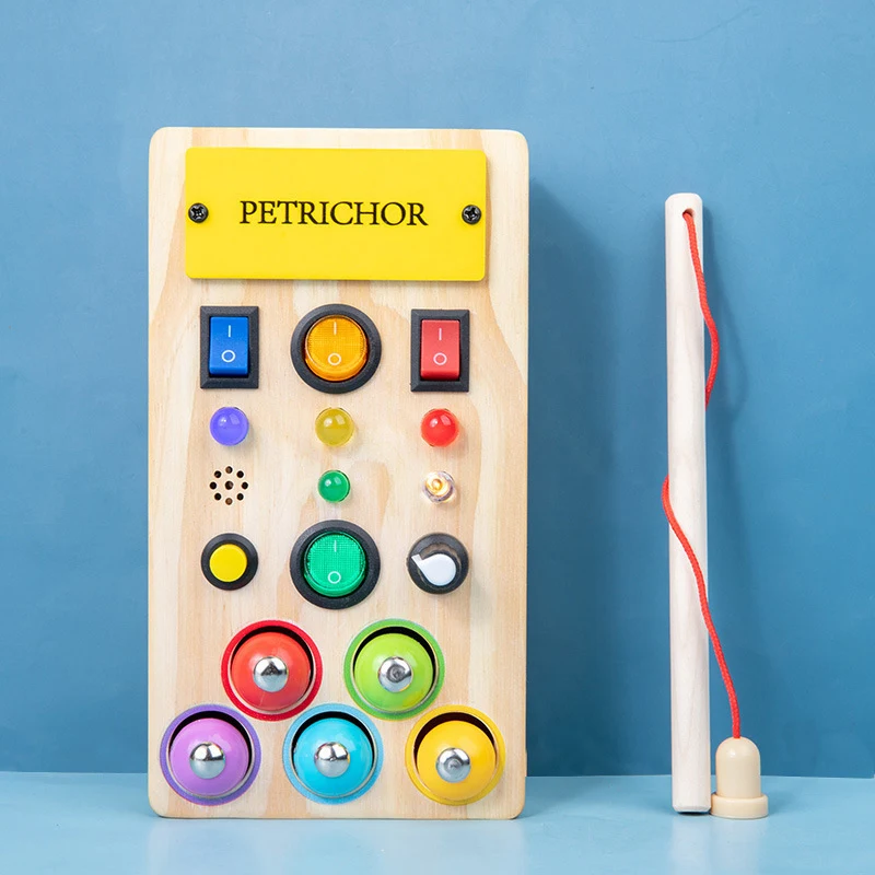 Novo brinquedo educativo infantil de madeira com luzes LED. Busy Board para crianças, estimula o aprendizado, a coordenação motora e a diversão. — foto 5