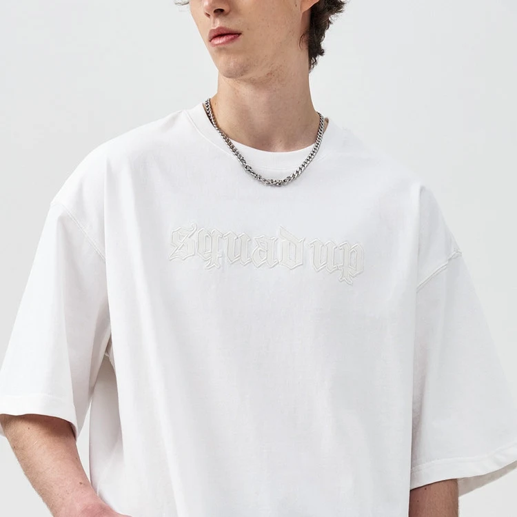 Camiseta masculina de manga curta com costura em couro largo, design moderno e confortável para um visual casual e elegante. — foto 1