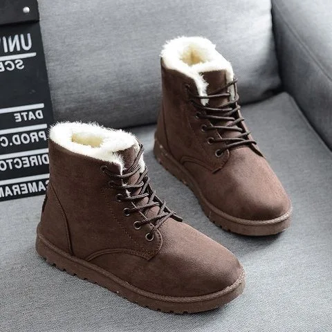 Botas Martin femininas de cano curto com cadarço e salto baixo, ideais para estudantes. Conforto e estilo para o dia a dia. — foto 3