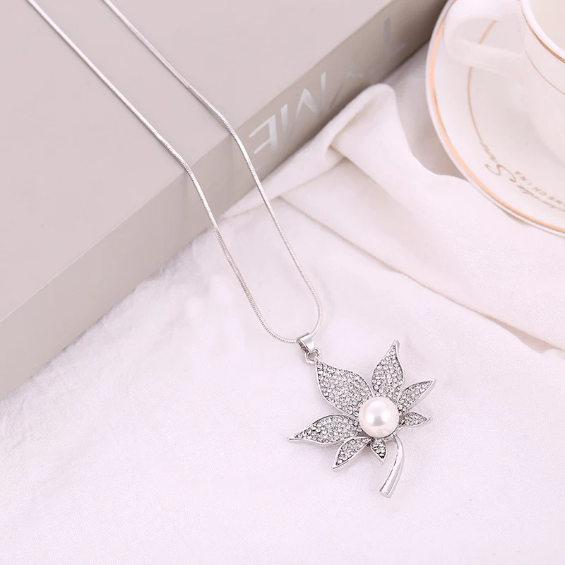 Colar de luxo com folhas de árvore em diamante, uma joia elegante e sofisticada. Adicione um toque de brilho e charme ao seu visual com este colar. — foto 2
