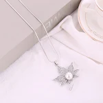 Colar de luxo com folhas de árvore em diamante, uma joia elegante e sofisticada. Adicione um toque de brilho e charme ao seu visual com este colar. — foto 2