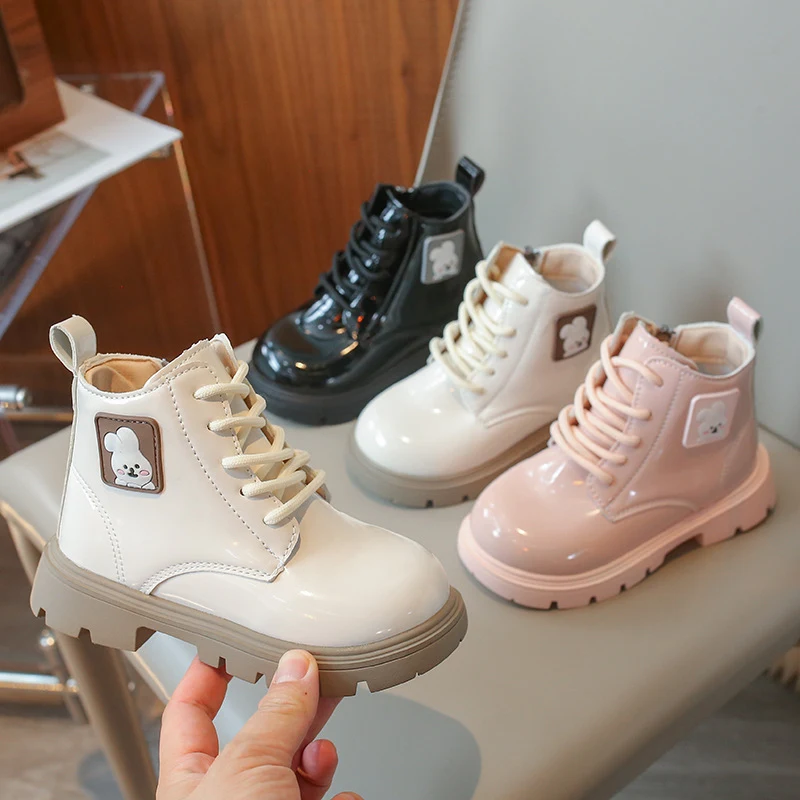 Botas de couro infantis Verniz Cartão Garoto Fofas Botas de couro envernizado para crianças, design adorável com detalhes de cartão, perfeitas para meninos, confortáveis e estilosas. — foto 7